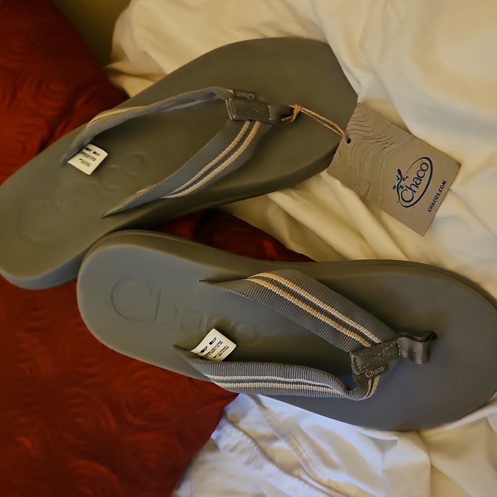 CHACO Mens Flip-flops  9....NWT